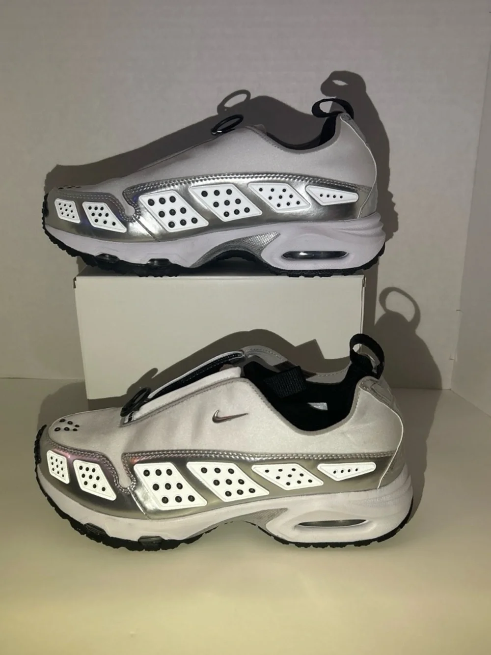 Nike Air Max Sunder Women’s size 7 sneakers in white & silver NEW